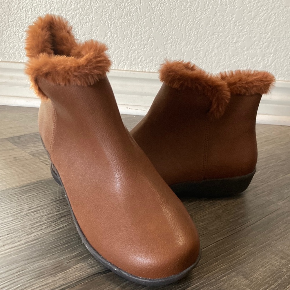 NWOT Comfortview Faux Fur Topped Booties Cognac Booties 8 1/2M